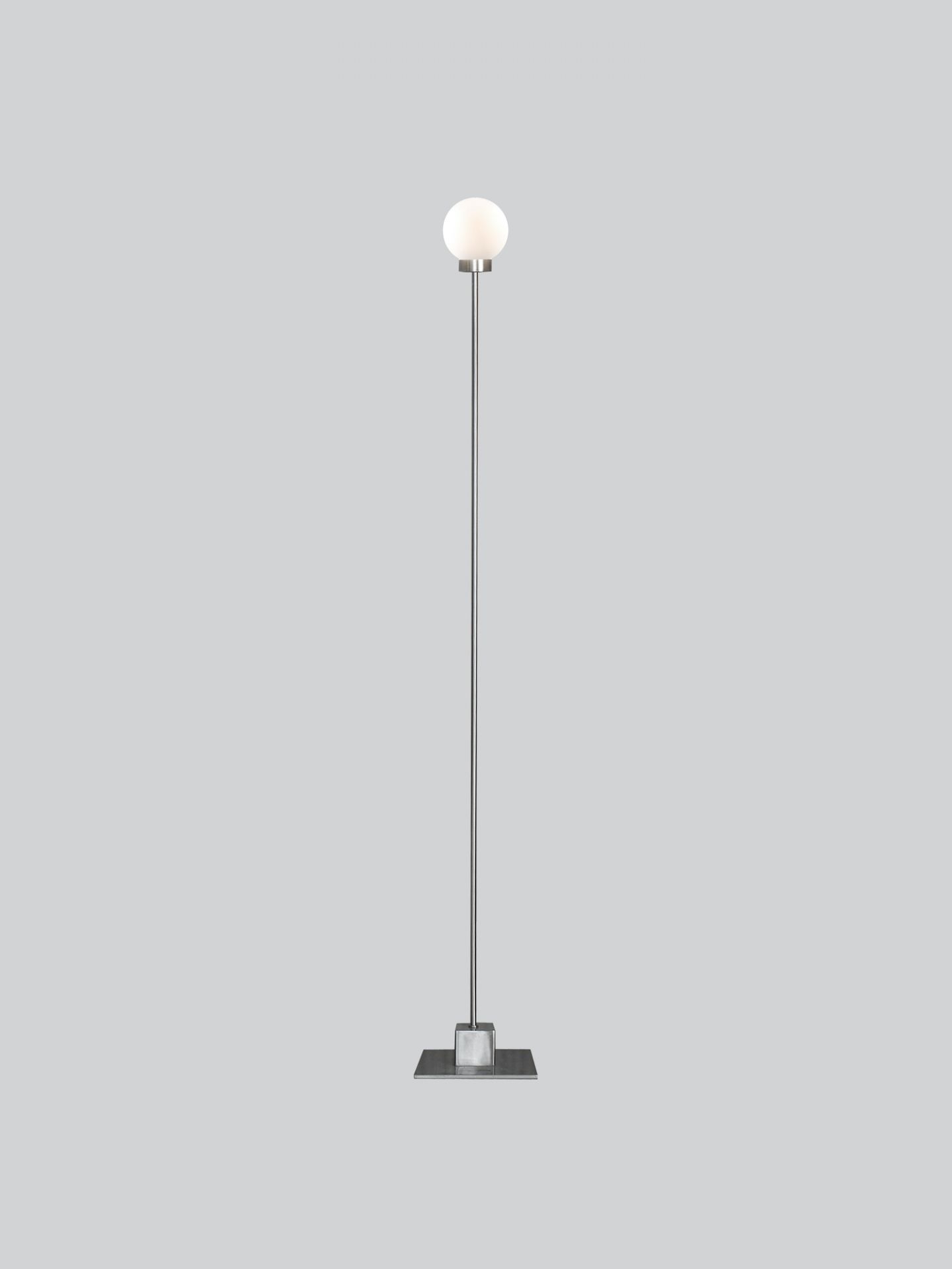 Snowball Stehleuchte von Northern: Moderne LED-Stehlampe aus Stahl mit kugelförmigem Lampenschirm.
