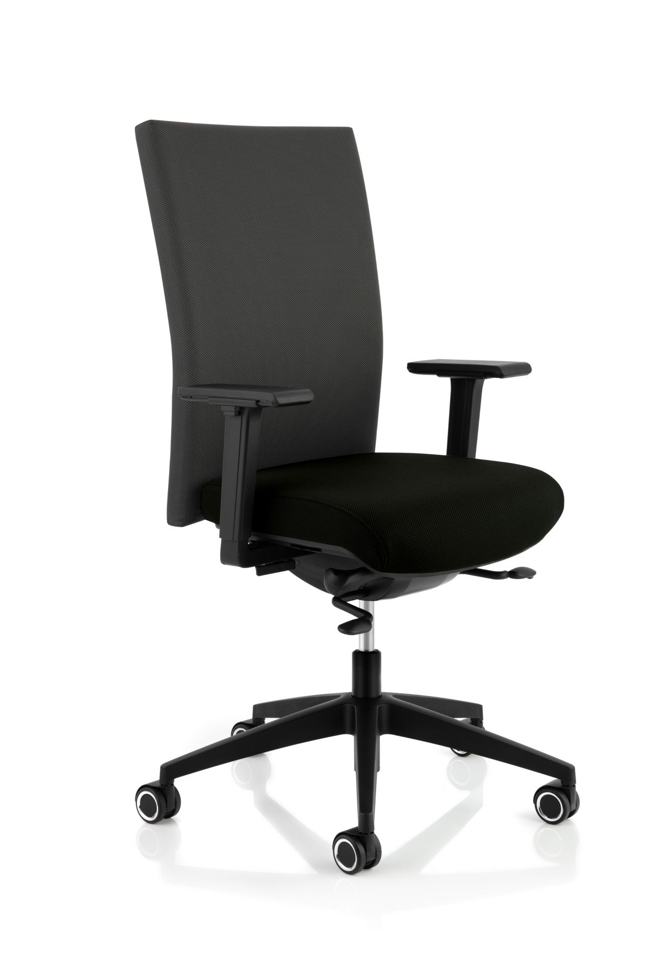 Schwarzer Selleo Edge Bürodrehstuhl von Köhl mit hoher Rückenlehne und Armlehnen, ergonomischer Bürostuhl für komfortables Sitzen.