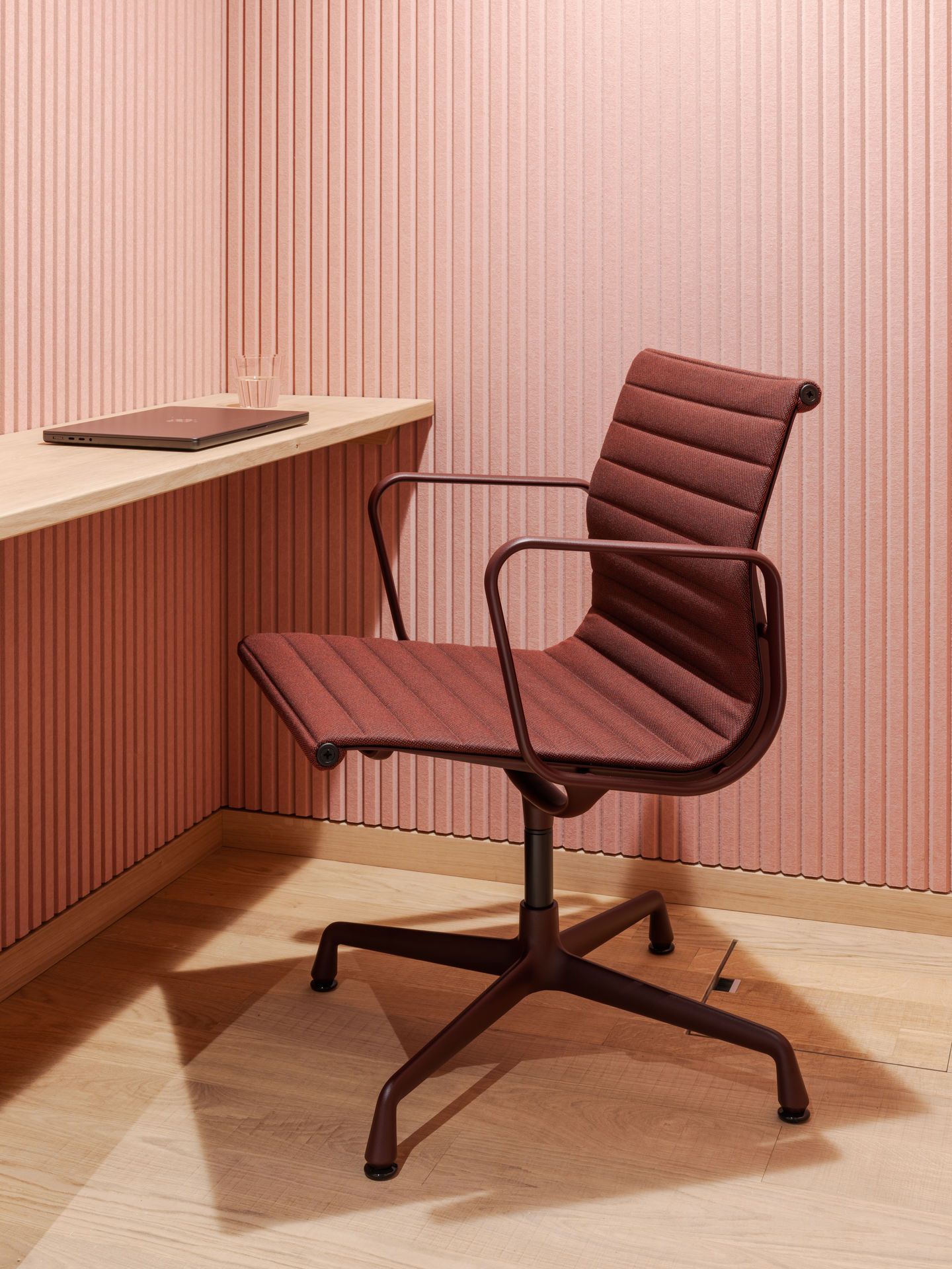 Aluminum Chair EA107 / EA 107 Chaise Vitra