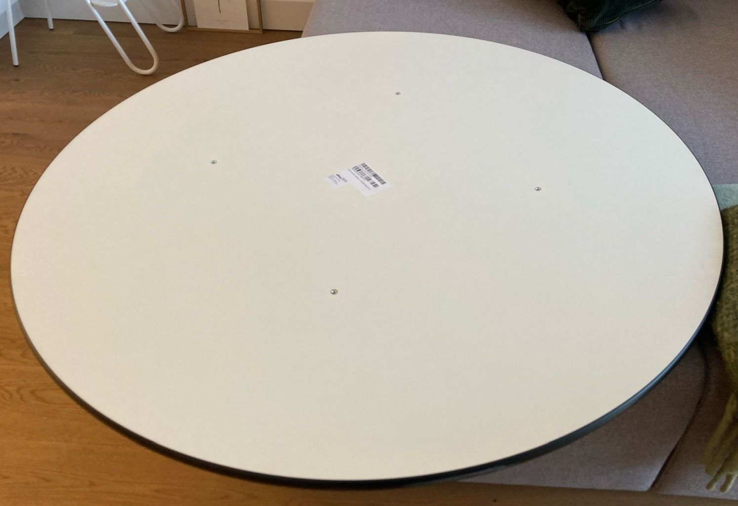 Eames Segmented Table Dining Table de salle à manger ronde HPL BLANC / EXTERNE POLI / PIED BASIC DARK VITRA EXEMPLE DE FEMME