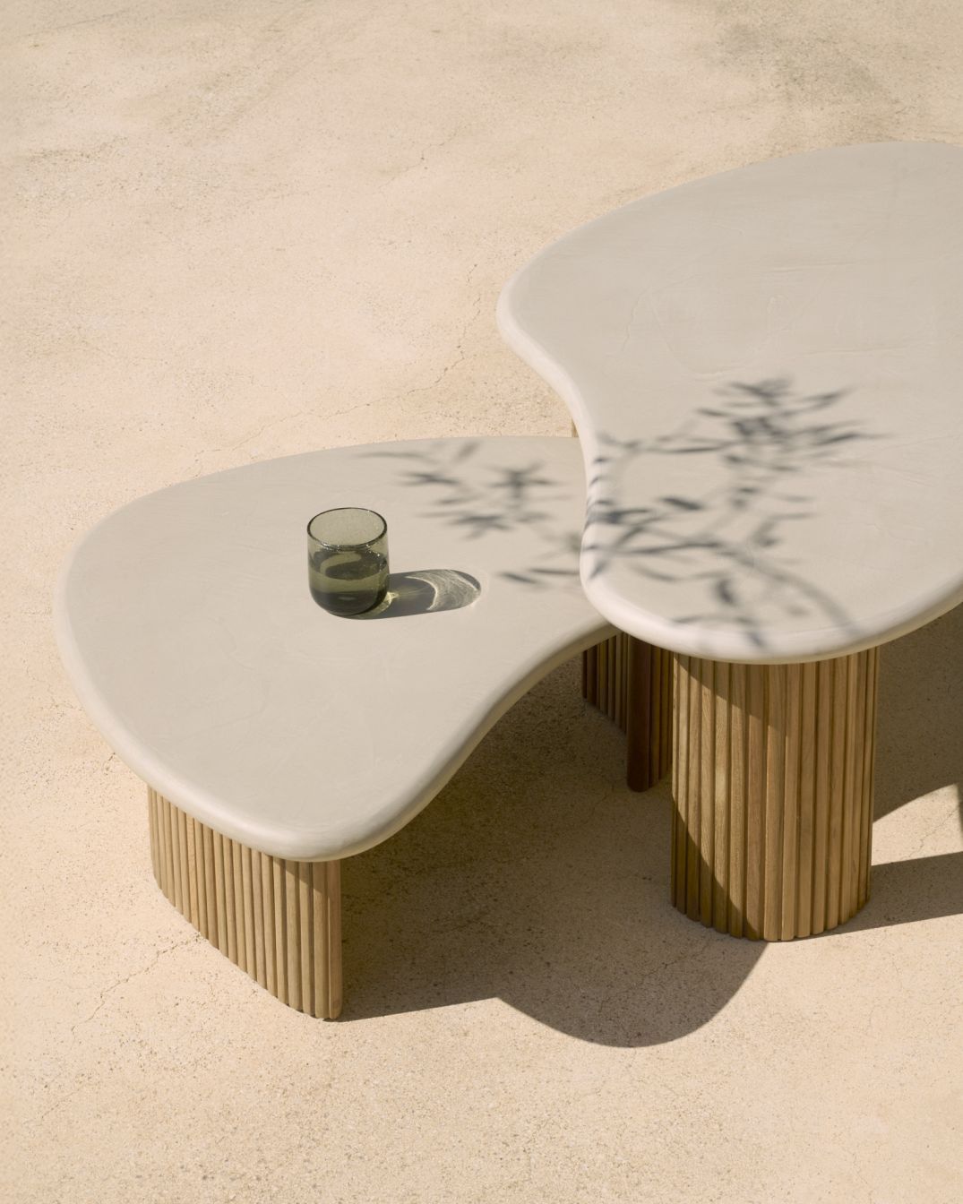 Boomerang Table basse d'extérieur béton/teck Ethnicraft