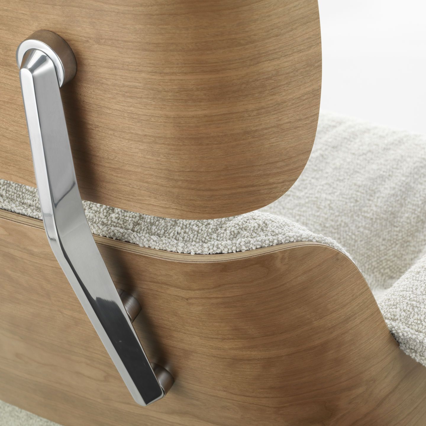 Eames Lounge Chair & Ottoman Fauteuil PRÉFÉRENCE Nubia, cream sand, poli, cerisier Eames Lounge Chair & Ottoman Fauteuil PRÉFÉRENCE Nubia, cream sand, poli, cerisier