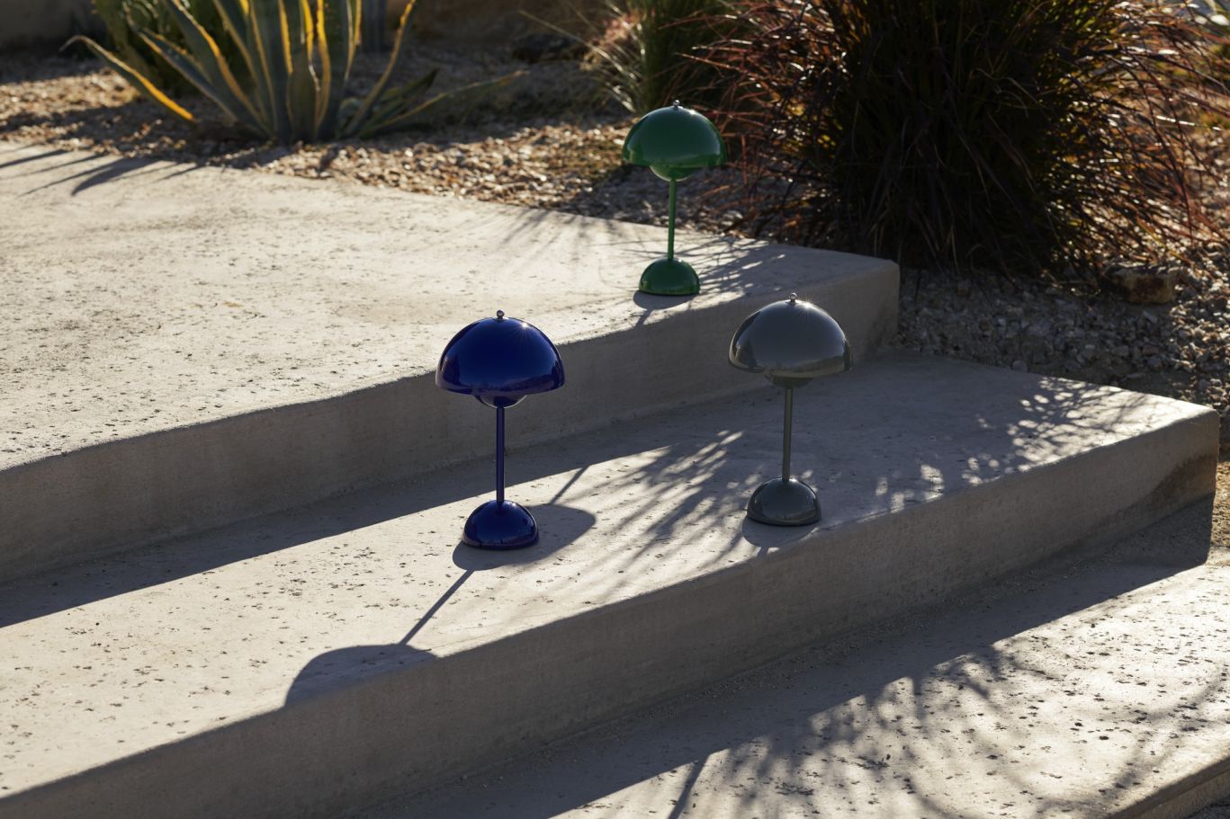 Flowerpot VP9 Portable Lampe à batterie / Lampe de table avec USB AndTradition Bleu cobalt
