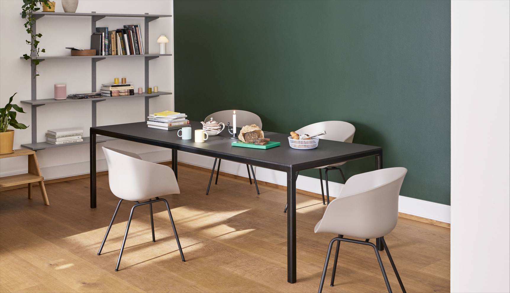 About A Chair AAC26 / AAC 26 chaise Combinaison préférée Hay Teal green Esszimmer mit schwarzem Tisch und vier weißen Hay AAC26 Stühlen. Moderner skandinavischer Stil.
