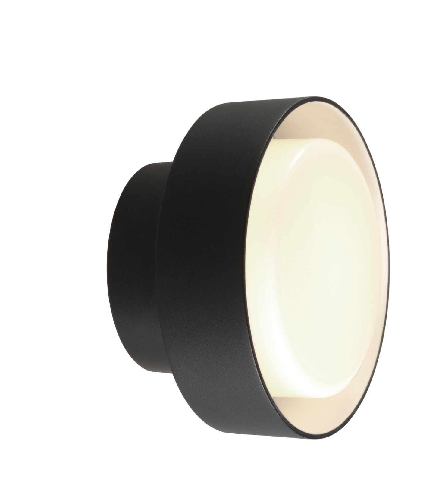 Schwarze Plaff-On! Wandleuchte von Marset, geeignet für Decke und Außenbereich, mit warmweißem Licht.