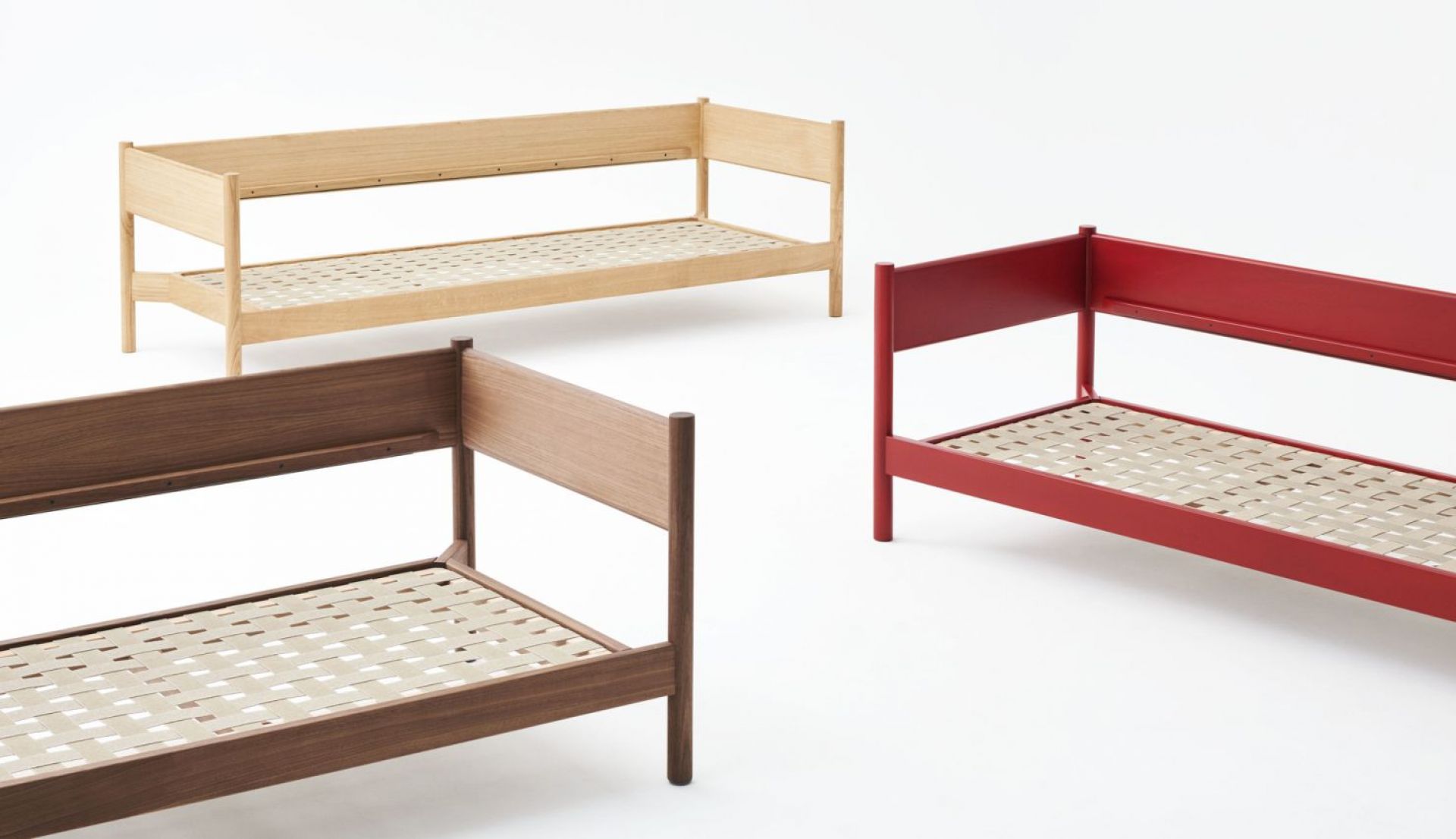 Drei Arbour Eco Sofas von Hay in Eiche geölt, Walnuss und Rot auf weißem Hintergrund.