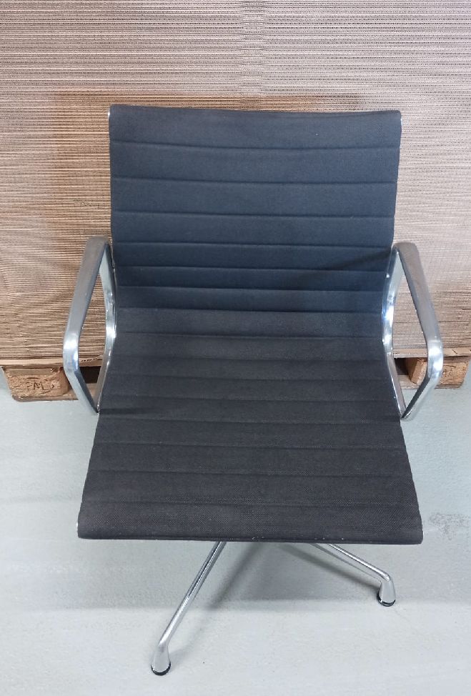 Chaise en aluminium EA 104 / Chaise EA104 NERO/MOORBRAUN Vitra MEUBLE D'EXPOSITION / MEUBLES D'OCCASION