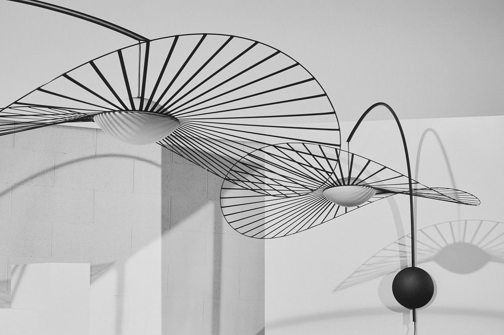 Vertigo Nova Applique Petite Friture Noir/Blanc Vertigo Nova Wandleuchte von Petite Friture in Schwarz und Weiß, modernes Design mit grafischen Schatten.