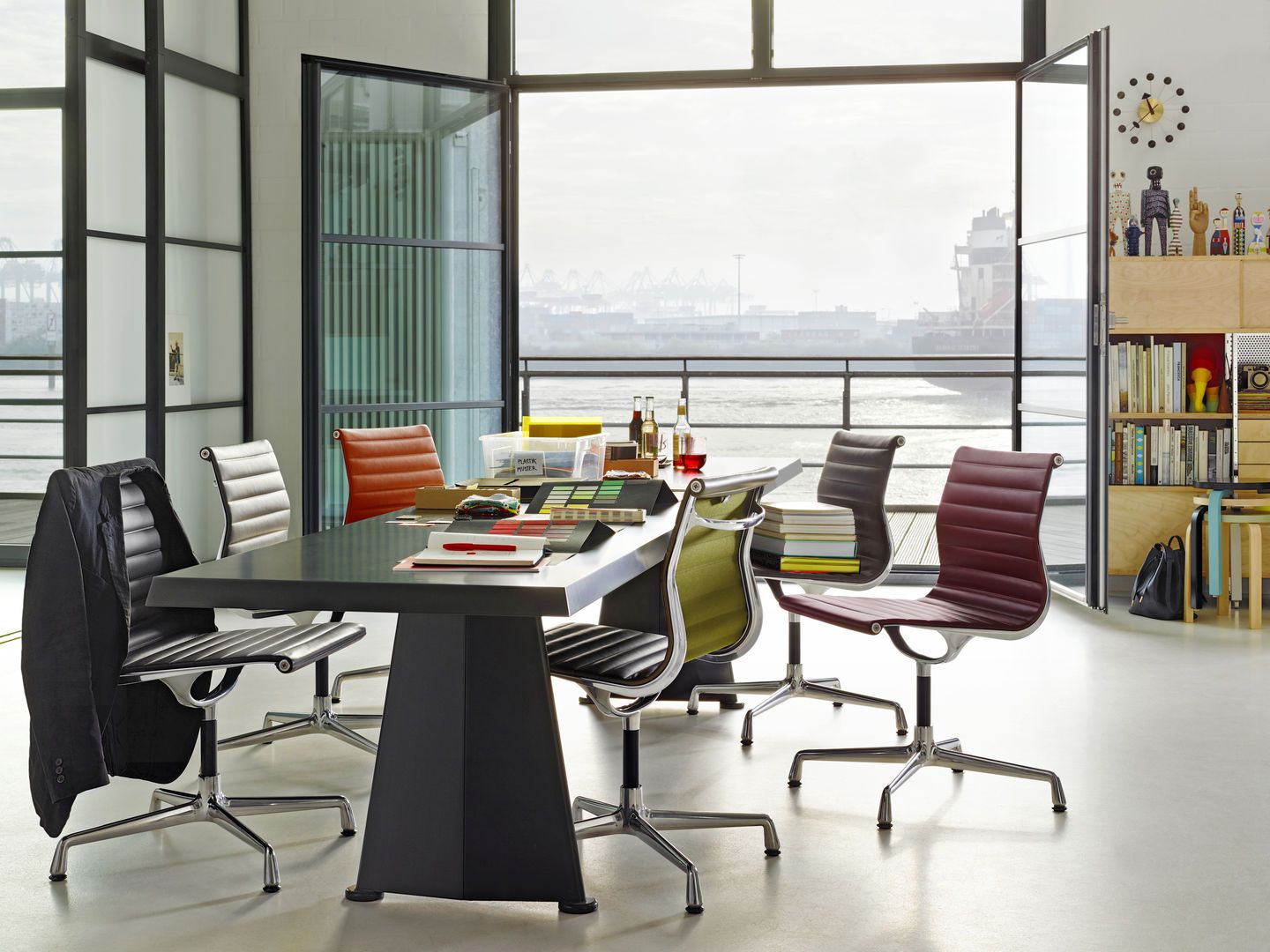 Aluminum Chair EA 104 / EA104 Chaise Vitra