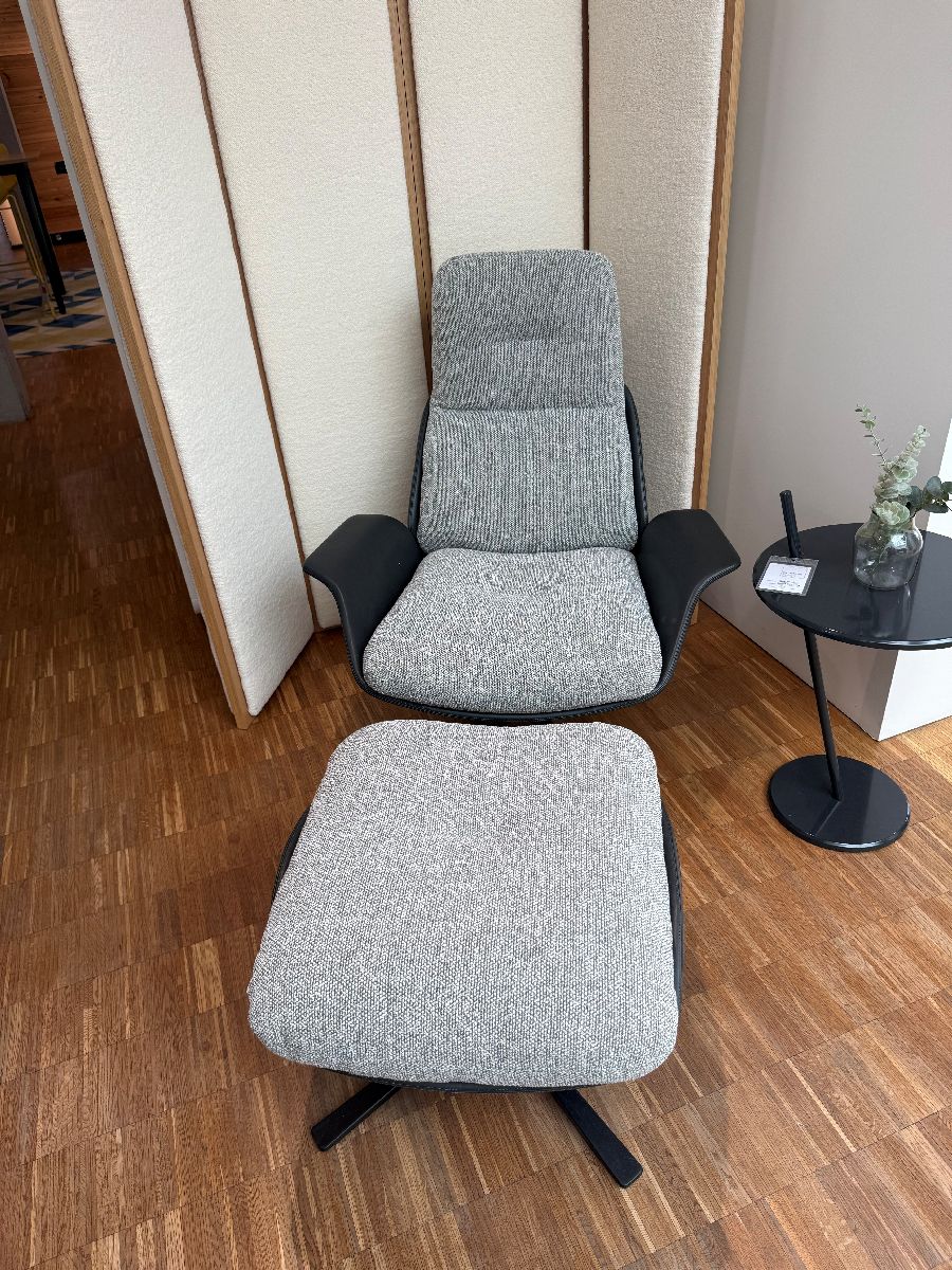 Fauteuil et ottoman Rei Prostoria PIÈCE D'EXPOSITION