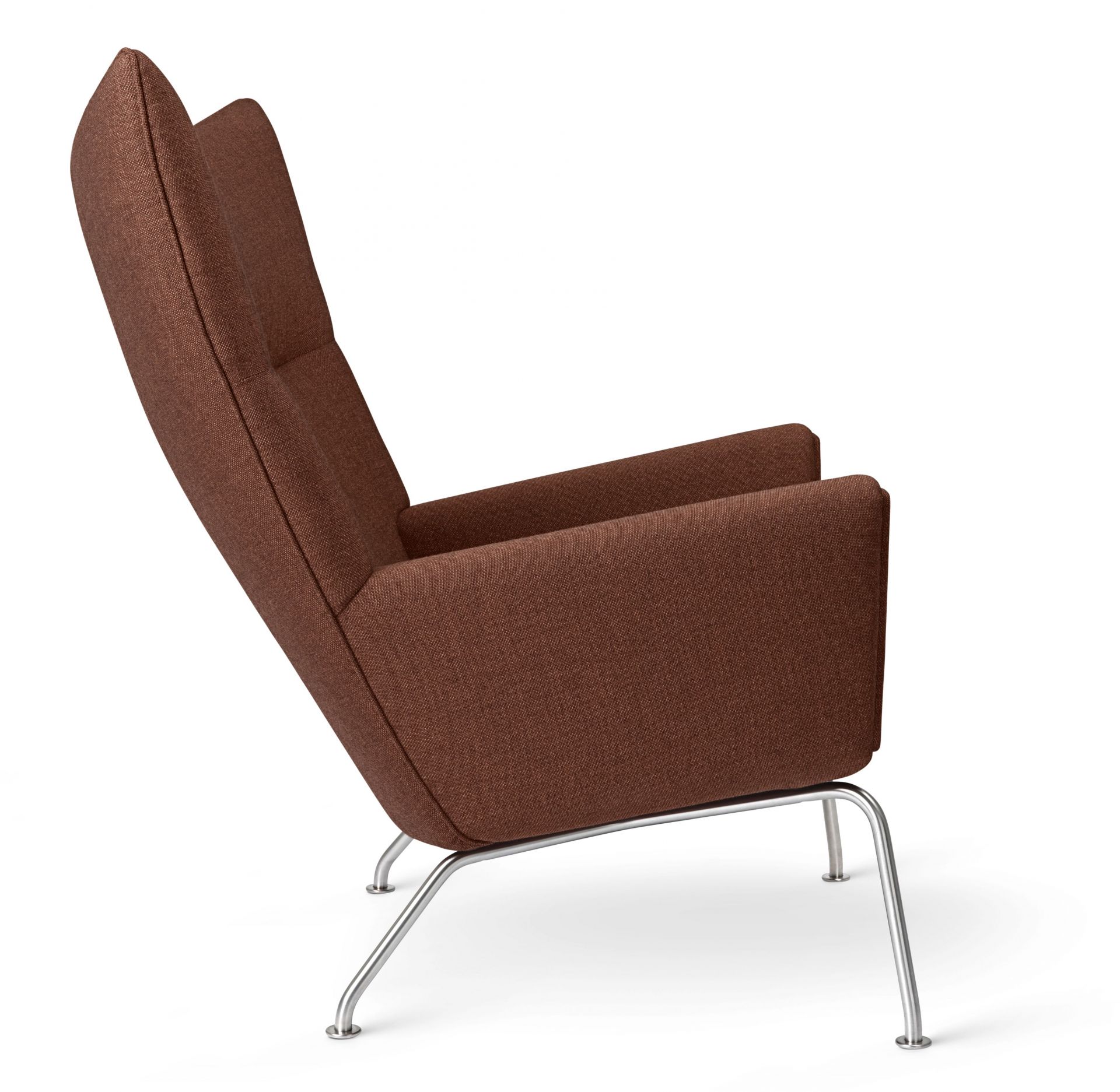 CH445 Sessel von Carl Hansen & Søn, brauner Stoffbezug, Stahlgestell, seitliche Ansicht.