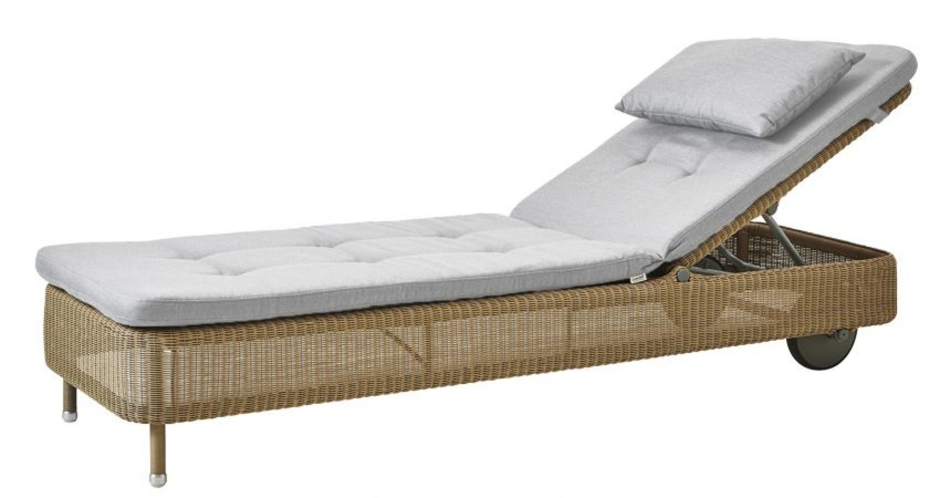 Hellgraue Cane-Line Sonnenliege mit Kissen, Modell Presley, aus Rattan für den Garten.