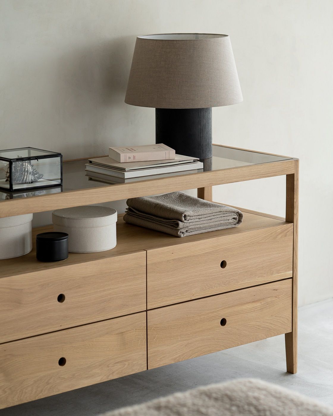 Commode Spindle avec 4 tiroirs en chêne Ethnicraft