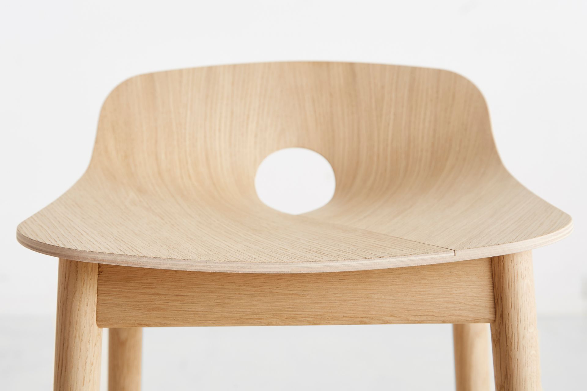 Mono Tabouret de Bar Chêne pigmenté blanc Woud OFFRE SPECIALE