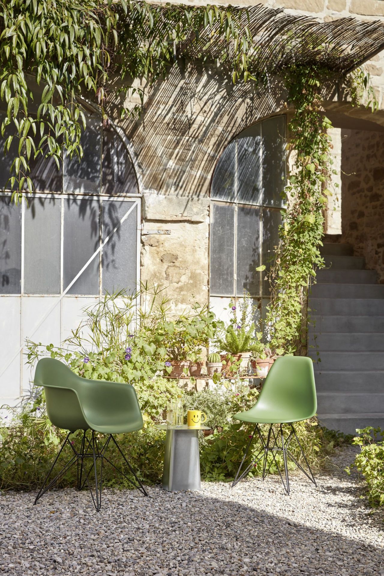 Eames Fiberglass Chair DSR chaise Vitra