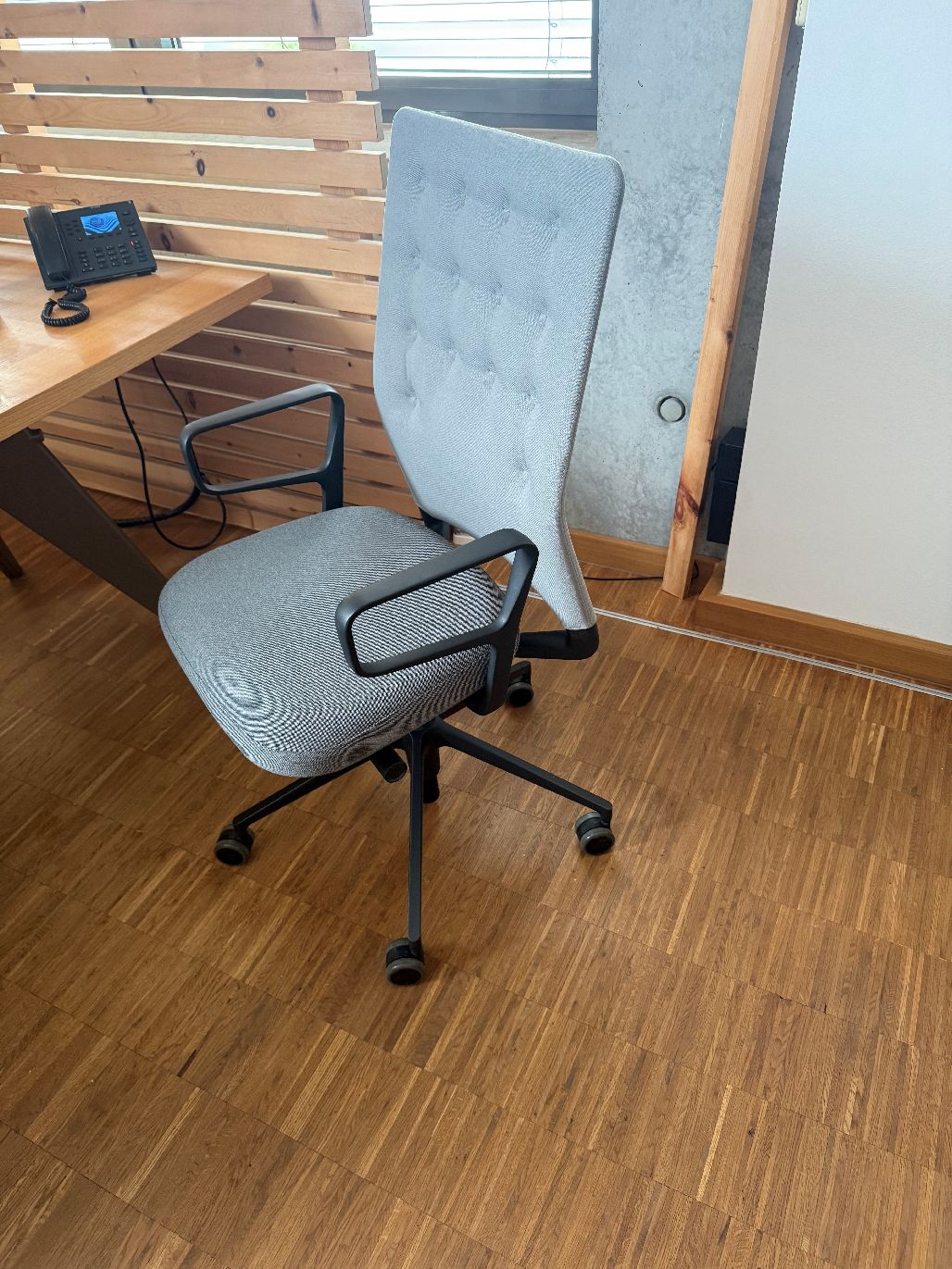 Fauteuil ID - Fauteuil de bureau pivotant ID Trim avec accoudoirs annulaires Vitra MODÈLE D'EXPOSITION / MOBILIER D'OCCASION