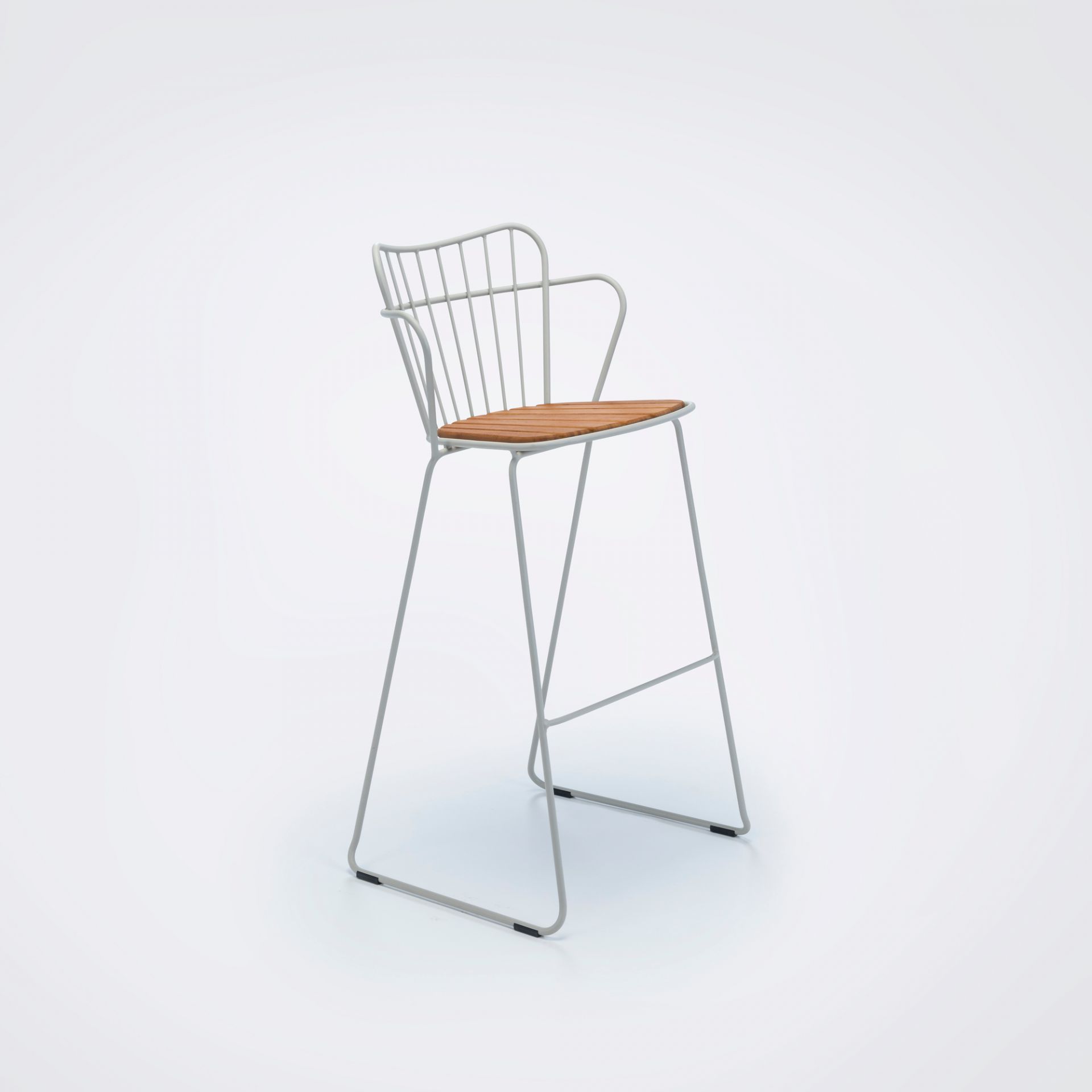 Paon Outdoor Bar stool Tabouret de bar Houe blanc Weißer Paon Barhocker von Houe für den Außenbereich mit Armlehnen und Holz-Sitzfläche.