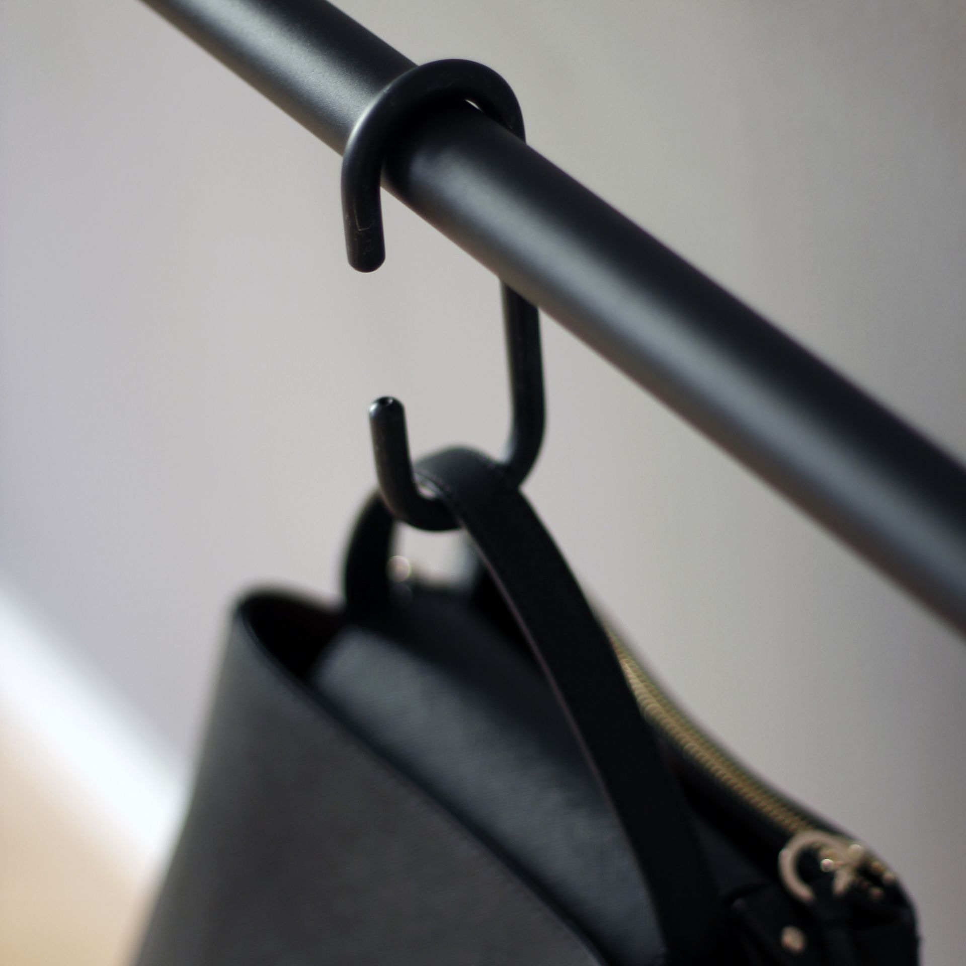 Leanon II Colonne Armoire Maigre Noir Roomsafari