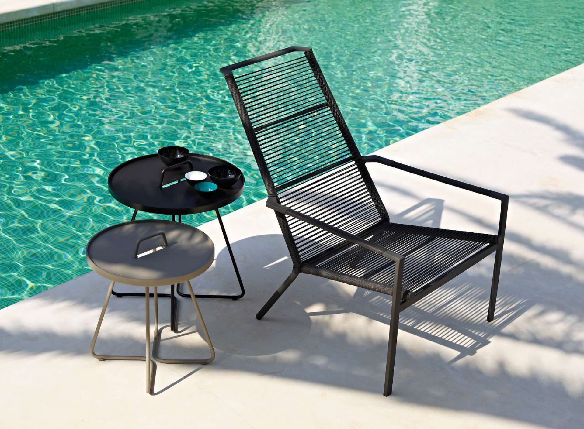 On-The-Move Outdoor table d'appoint petit noir Cane-Line