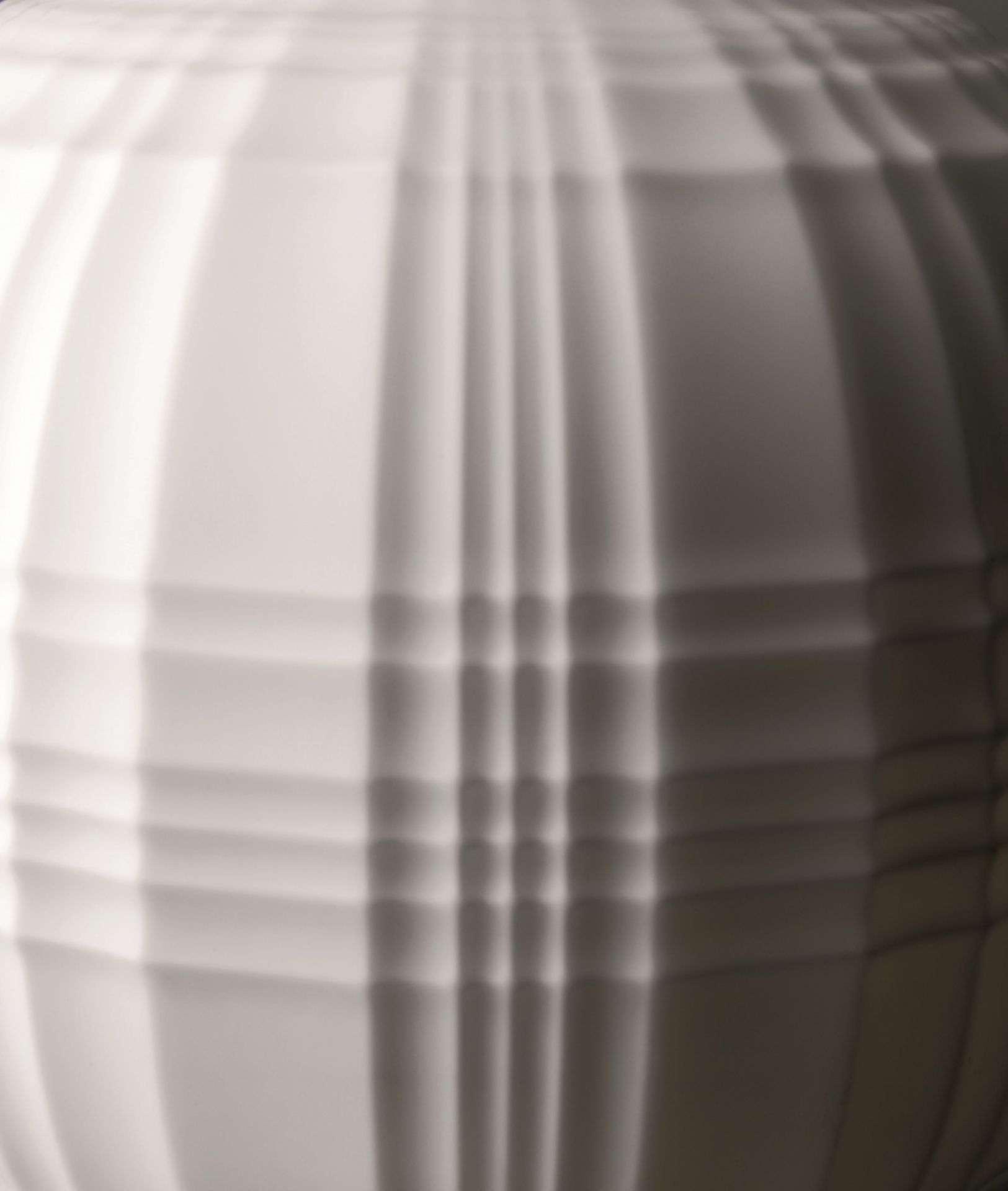 Detailaufnahme der weißen Foscarini Tartan Pendelleuchte mit markantem, strukturiertem Design für moderne Innenräume.