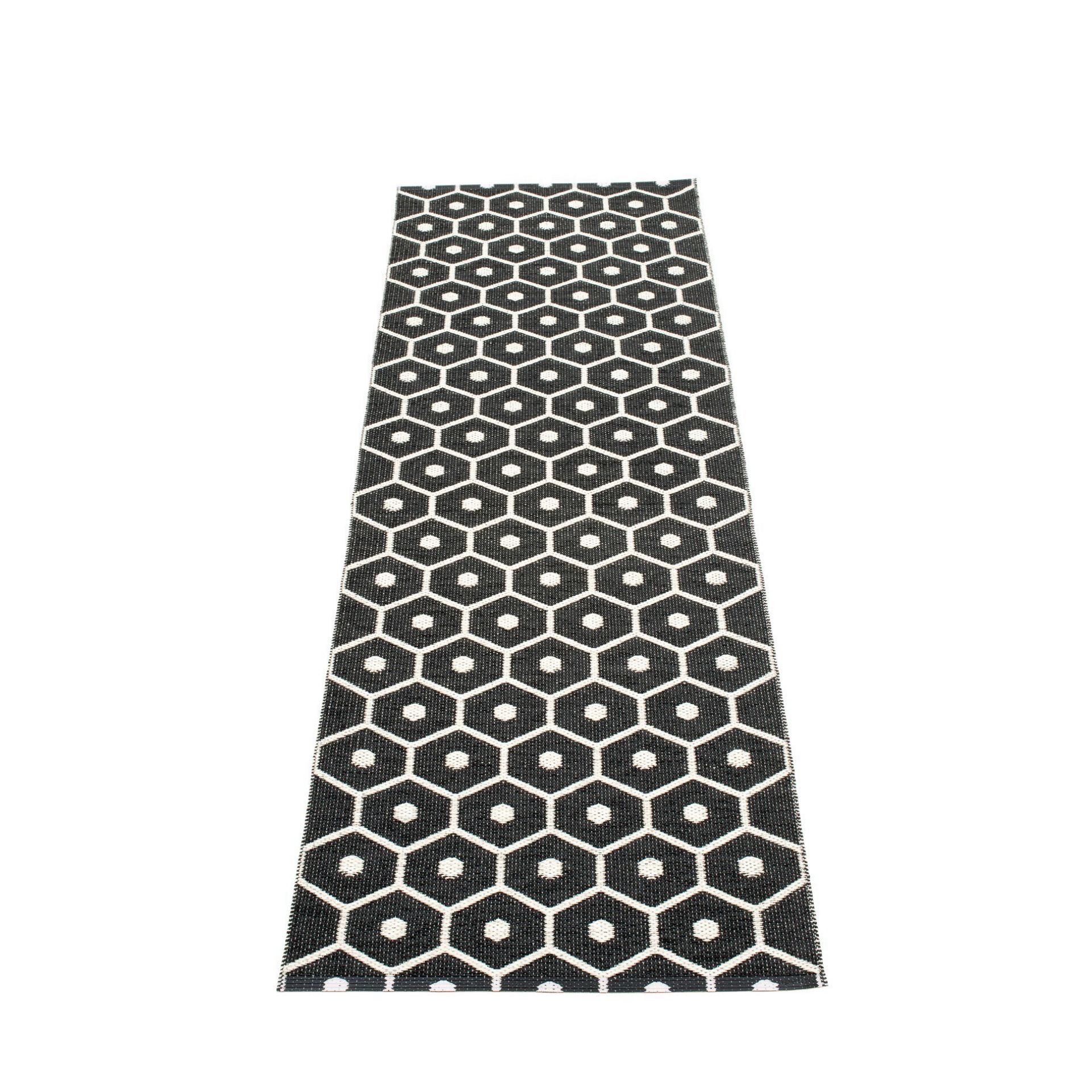 Honey Kunststoffteppich von Pappelina, 70x225 cm, schwarz-vanille, mit geometrischem Muster. Teppich für Innen und Außen.