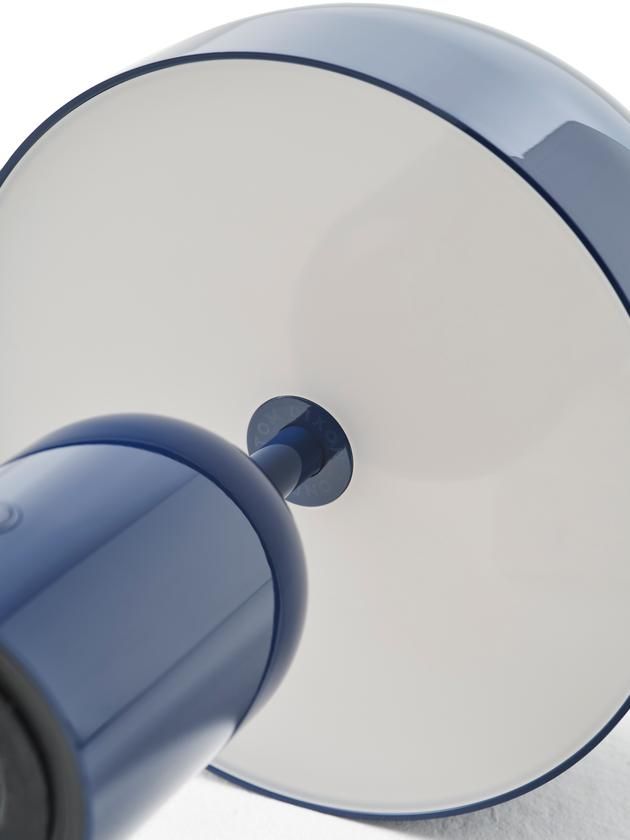 Bell Portable LED Table lamp lampe à batterie / lampe de table Tom Dixon Detailaufnahme der blauen Bell Portable LED Tischleuchte von Tom Dixon, Akkuleuchte für Innenräume.