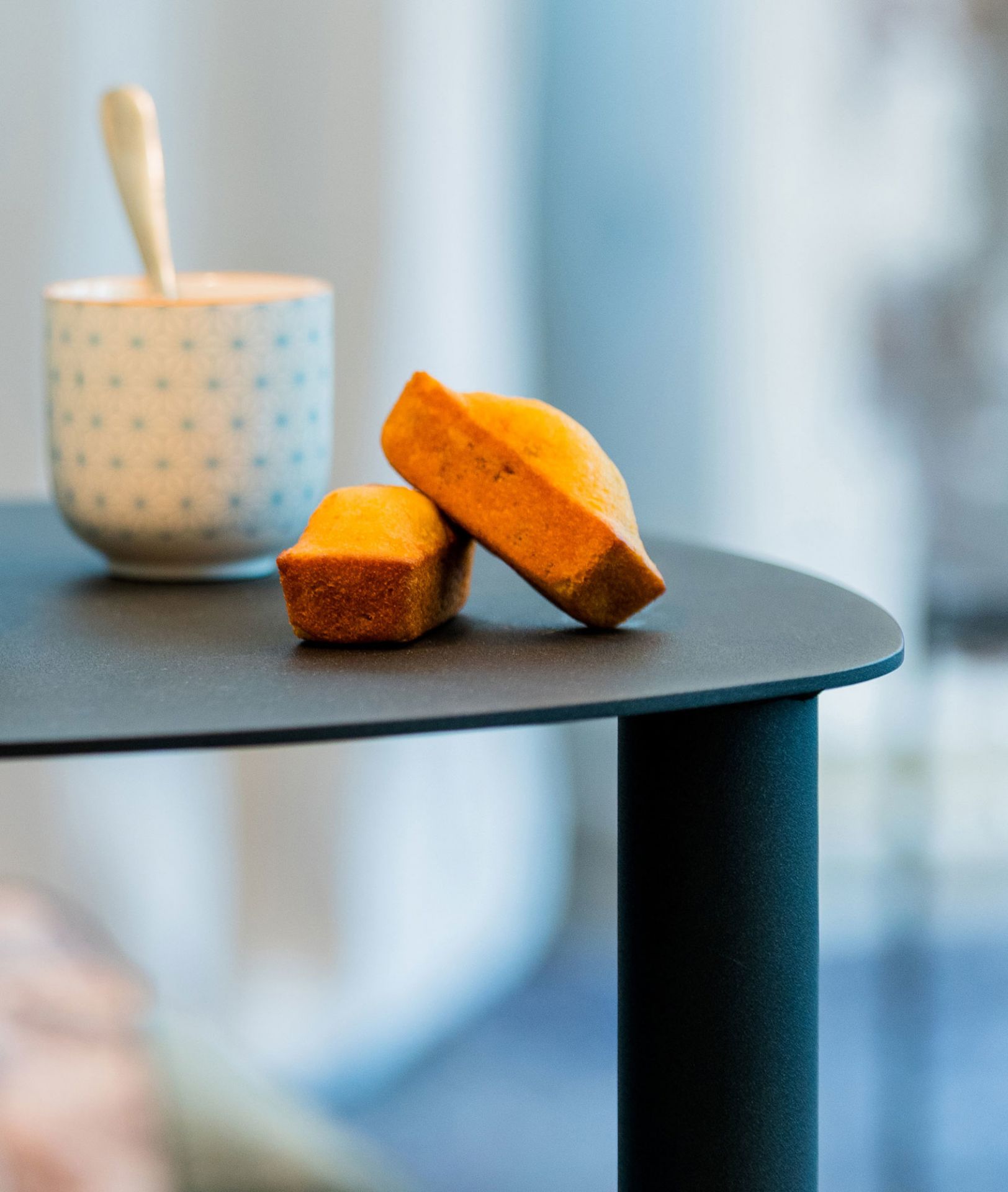 Easy Boy Table d'appoint moyenne Segis bleu foncé