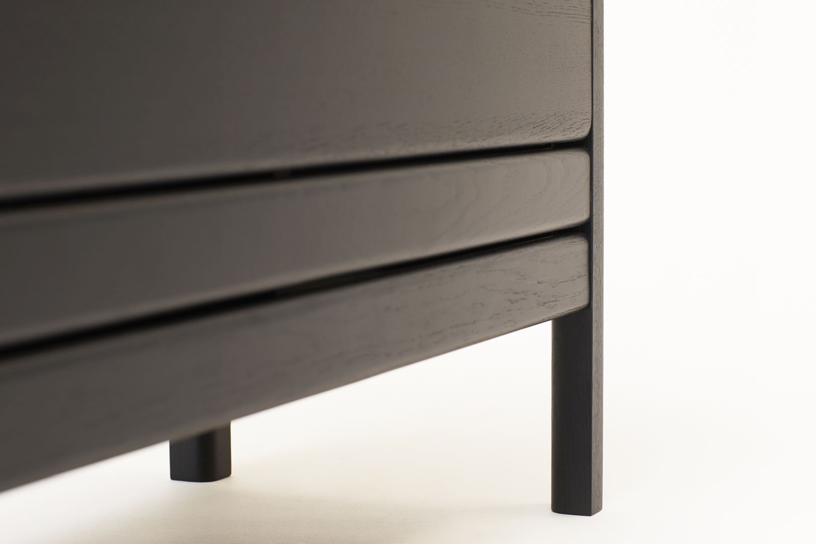 Detailansicht der A Line Truhenbank aus schwarz gebeizter Eiche von Form & Refine.