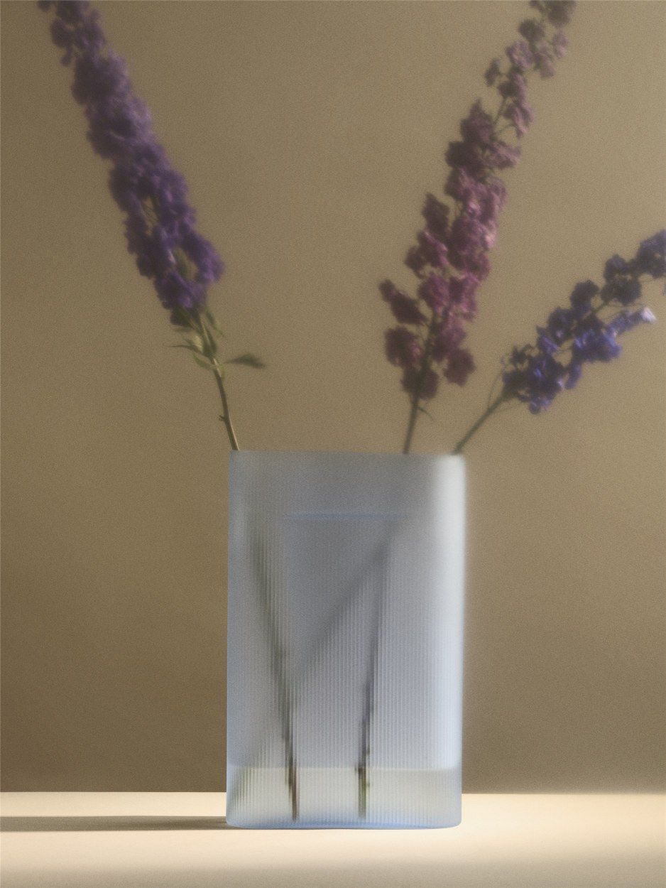 Ridge Vase Muuto Verre dépoli bleu clair H 48,5 cm Ridge Vase Muuto Verre dépoli bleu clair H 48,5 cm