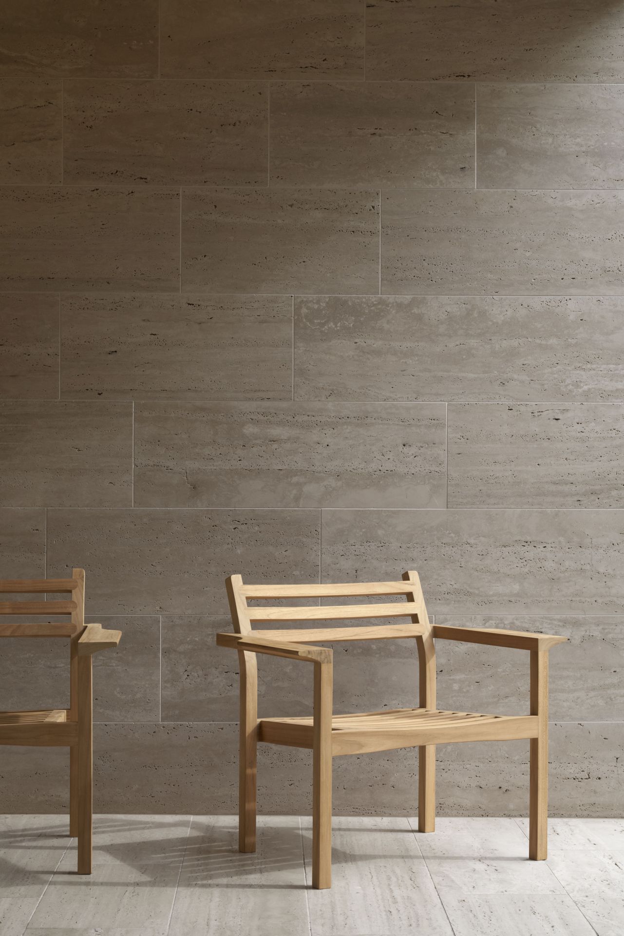 AH601 Chaise avec accoudoirs en teck Outdoor Carl Hansen & Søn