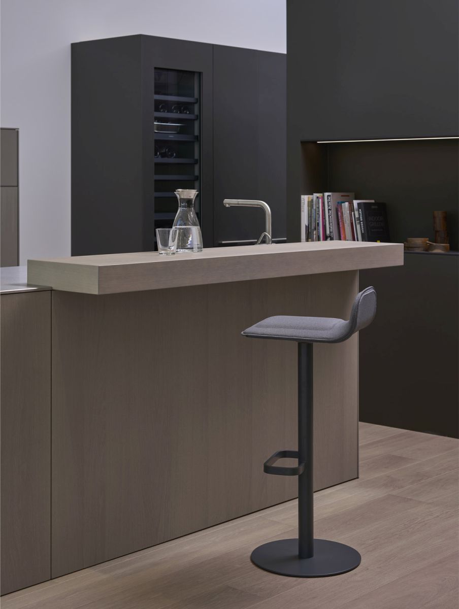 Tabouret de bar Dave anthracite avec assise rembourrée rouge vin Moree