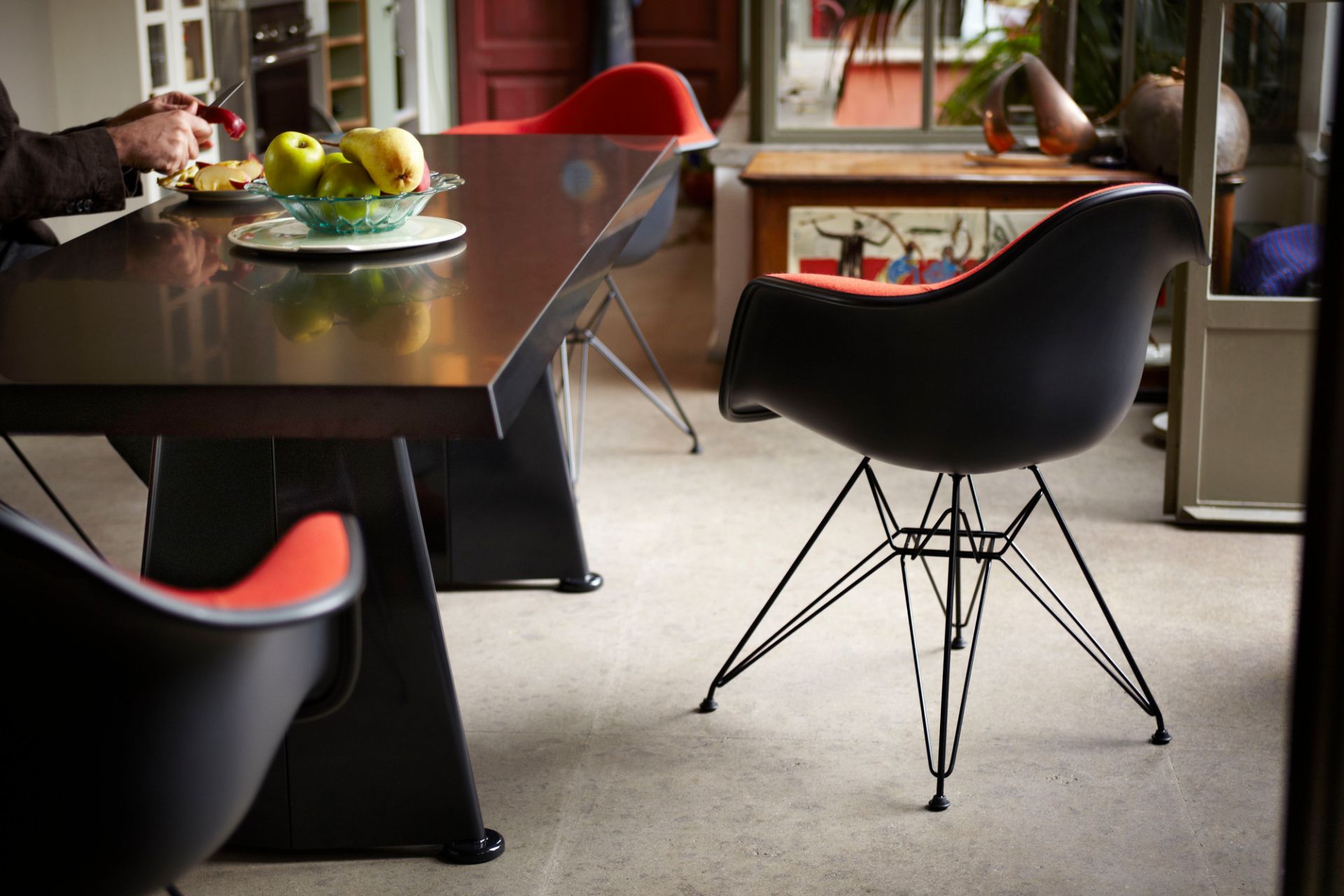 Eames Plastic Arm Chair DAR Chaise Entièrement rembourrée Vitra