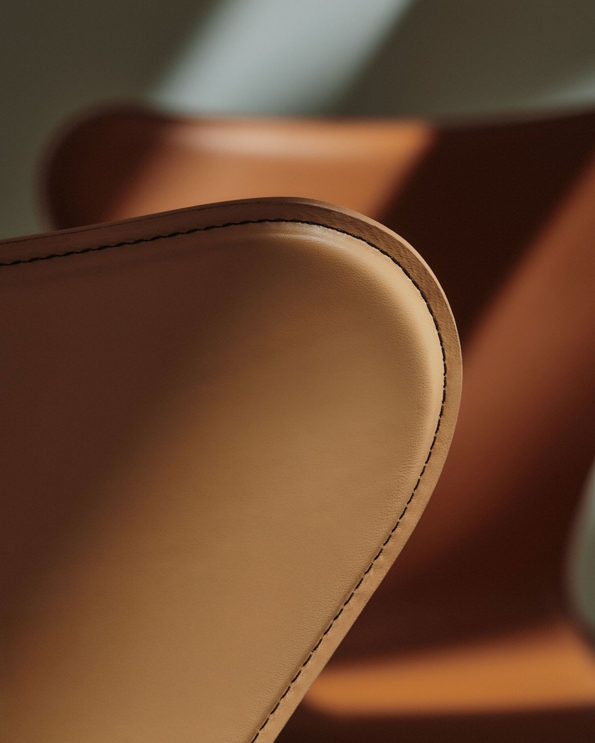 Sept / Série 3107 Tailored Chaise Fritz Hansen