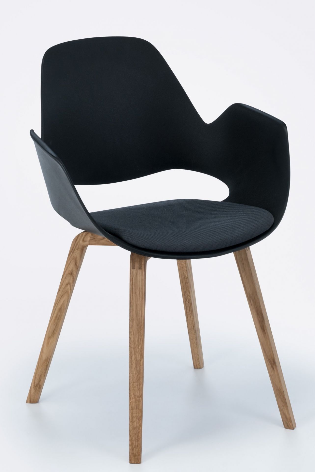 Falk chaise avec accoudoirs pieds en chêne massif Houe
