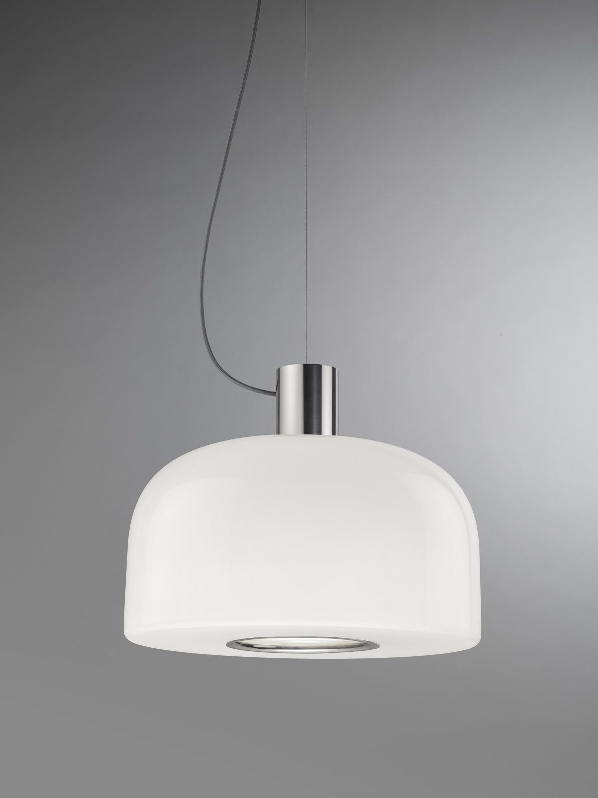 Weiße Bellhop Glas Pendelleuchte von Flos mit silberfarbenen Details und Kabel vor grauem Hintergrund.