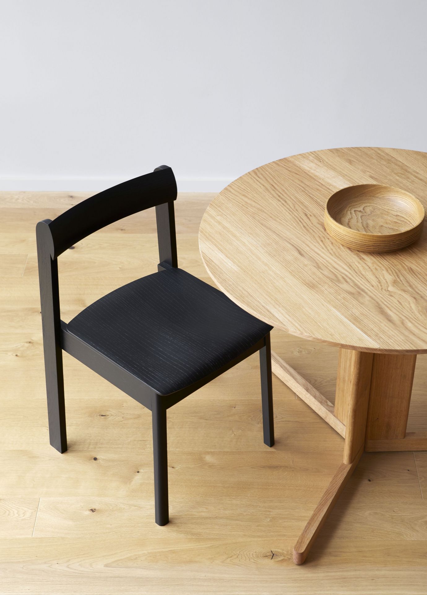 Trefoil table Ø 75 chêne Form & Refine