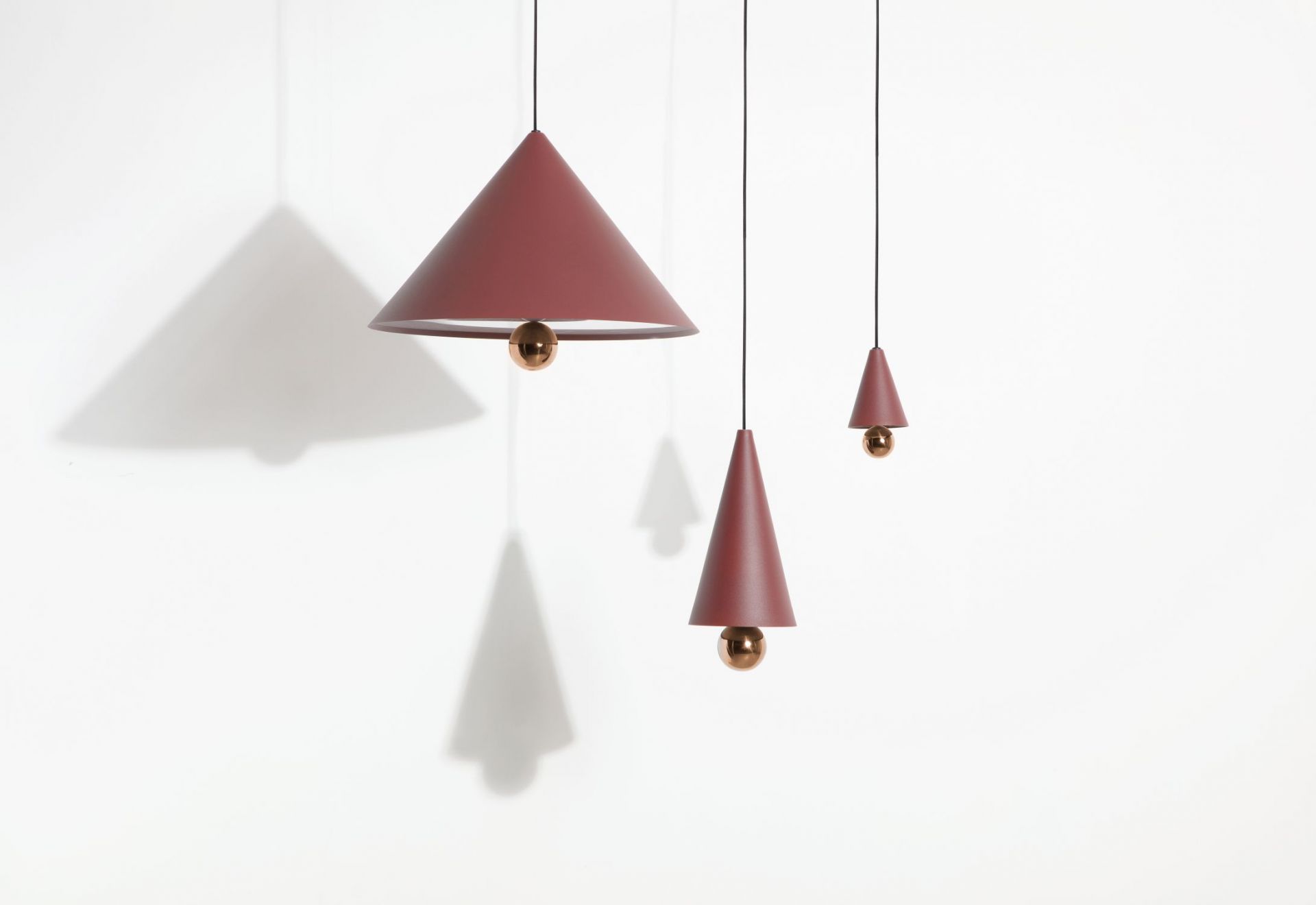 Cherry Pendant Pendelleuchten XS Petite Friture in Braunrot, Kegelform mit goldener Kugel.