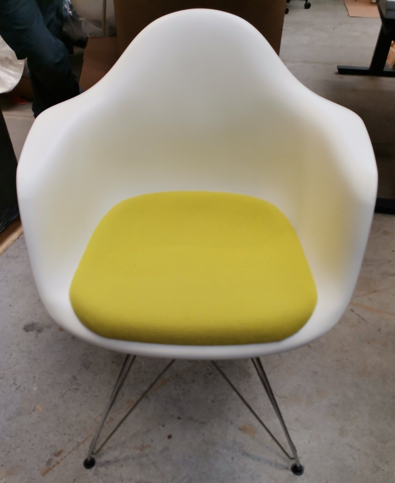 Eames Plastic Arm Chair DAR chaise avec coussin d'assise Vert / Jaune Vitra OBJECTS IMPARFAITS