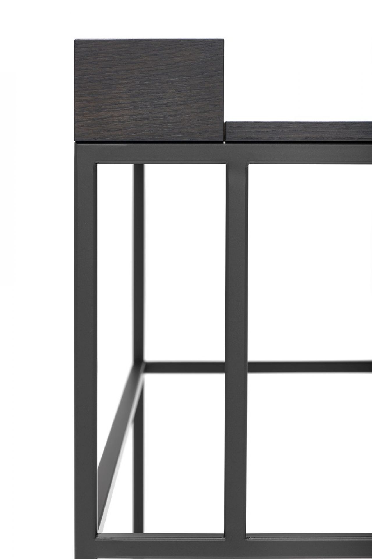 Detailaufnahme vom VENTI HOME LIGHT Schreibtisch mit Ablage in Bleicheiche und matt weißem Metallgestell.