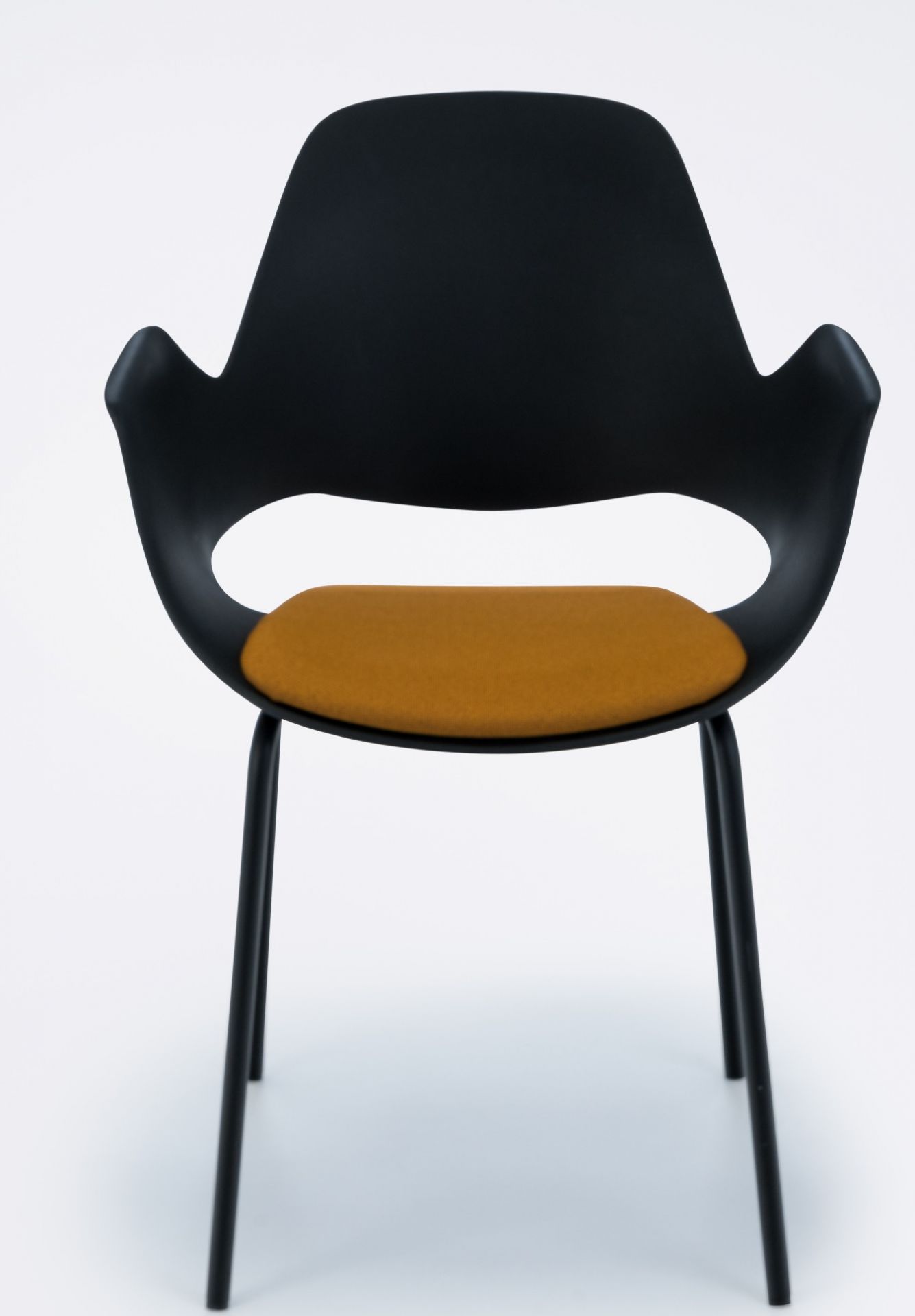 Falk Chaise avec accoudoirs Pieds en métal laqué époxy noir Houe