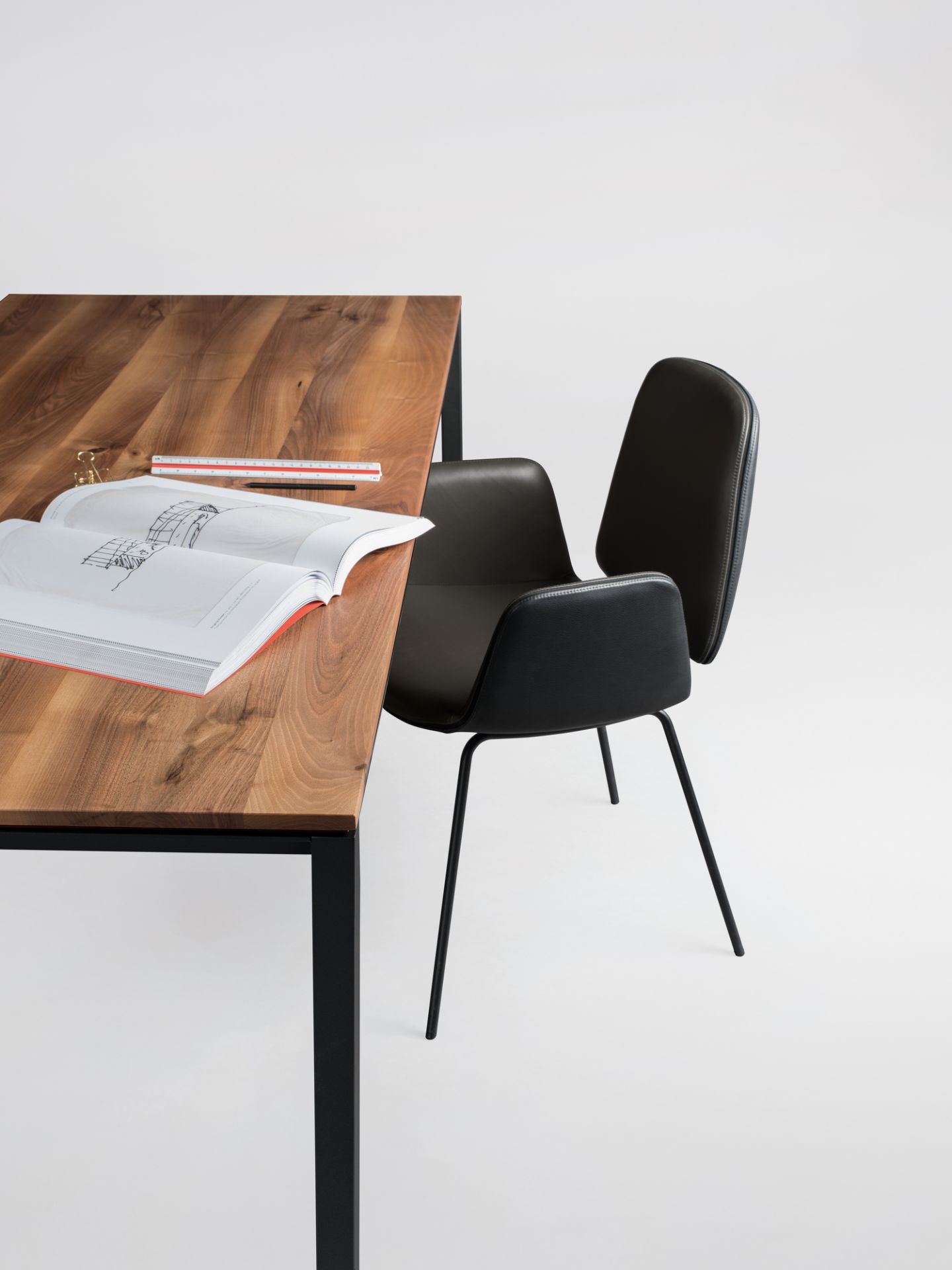 S 600 table noyer Janua