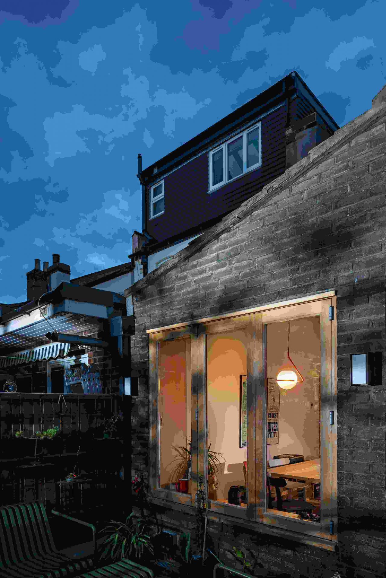 Nahaufnahme der Tonda Pendelleuchte von Foscarini, die in einem modernen Wohnraum über einem Esstisch hängt.