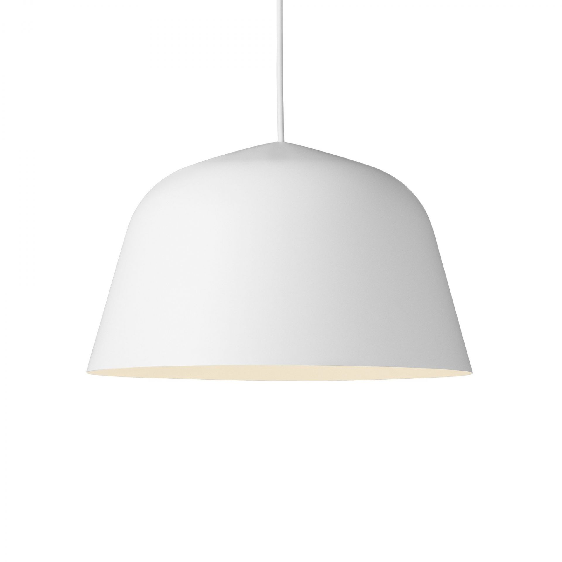 Weiße Ambit Pendelleuchte von Muuto, moderne Hängelampe für Wohnzimmer und Esszimmer.