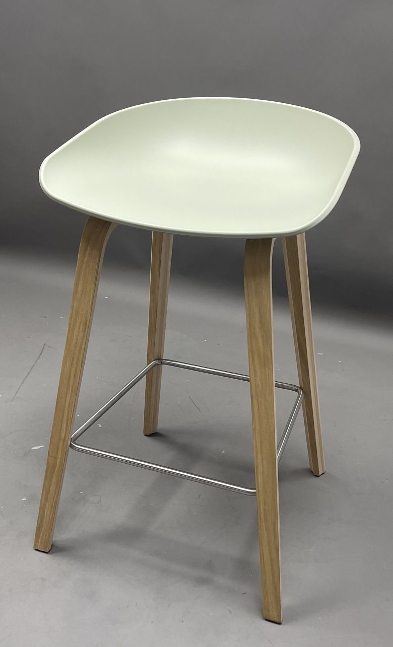 About a Stool AAS32 / AAS 32 Tabouret de bar LOW PASTELL GREEN / CHÊNE SAINT Hay EXEMPLE DE MANIÈRE  
