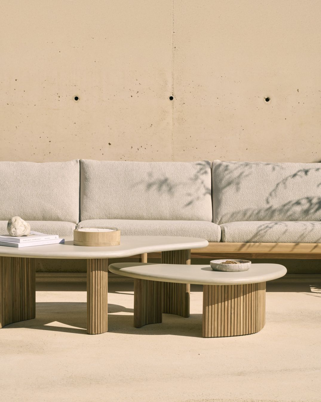 Boomerang Table basse d'extérieur béton/teck Ethnicraft