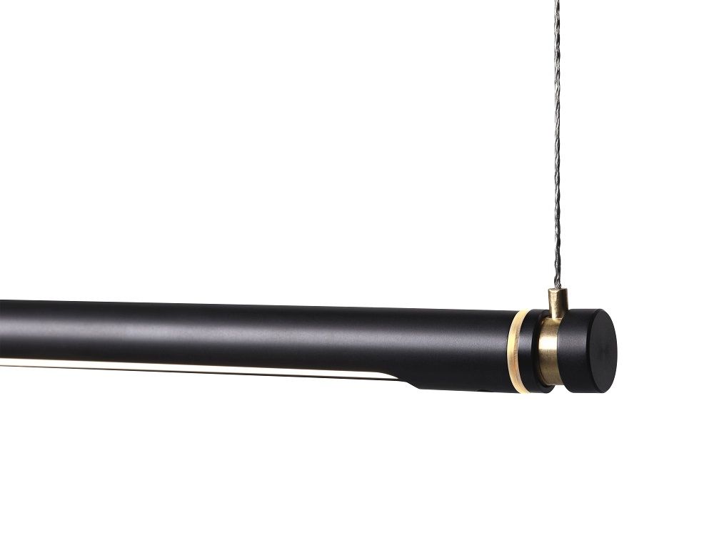 Schwarze Oneline Lampe von Fritz Hansen, eine moderne Hängeleuchte mit Messingdetails.