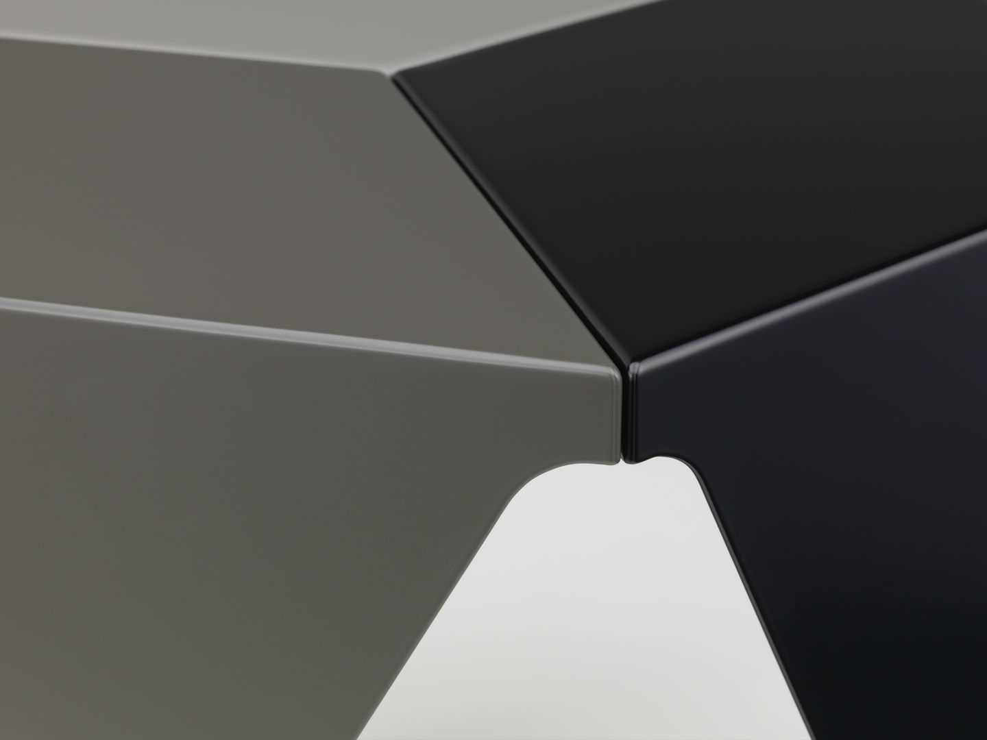 Table d'appoint Prismatic Table, design géométrique, Vitra