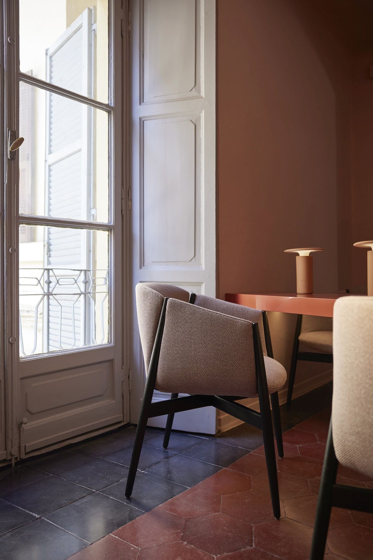 Chaise Kagu avec accoudoirs piètement bois Cor