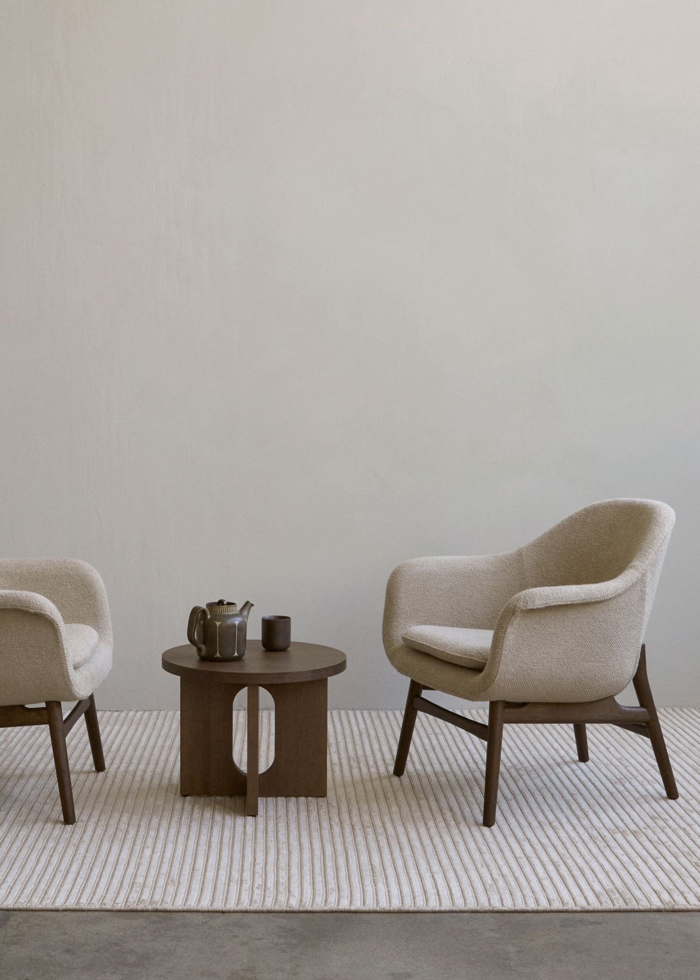 Androgyne table d'appoint Ø50 cm Pied en chêne teinté foncé / Plateau en chêne teinté foncé Audo