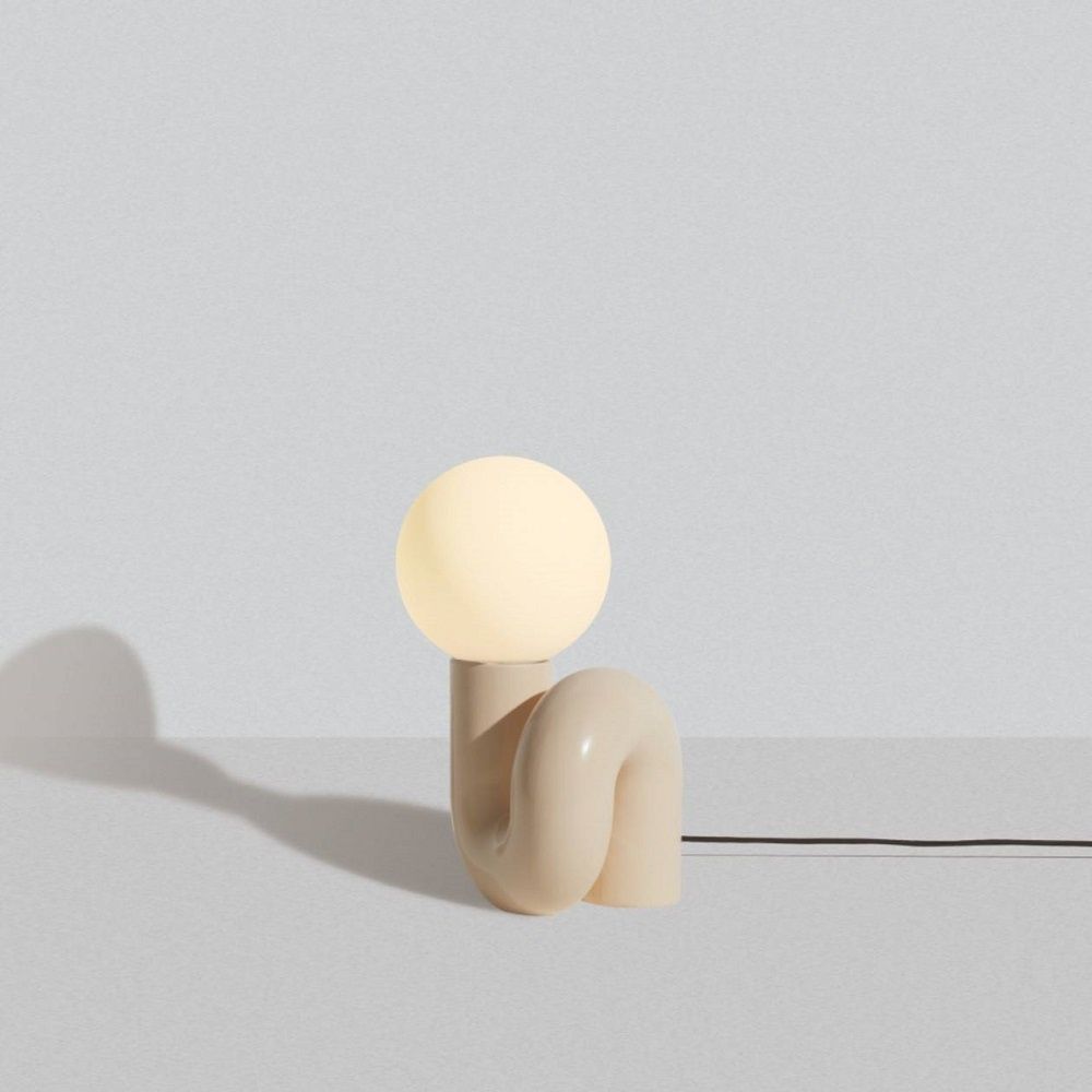Neotenic Tischleuchte klein Petite Friture in Vanille: Moderne Designerlampe mit runder Lichtquelle.
